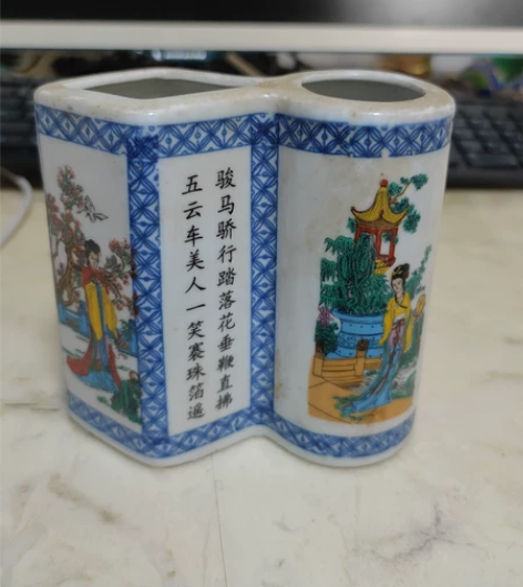 景德镇笔筒 高12厘米 感兴趣的话点“我想...