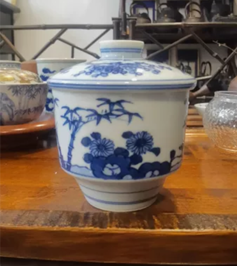 日本平安万珠堂土谷瑞光青花手绘松竹梅盖碗，...