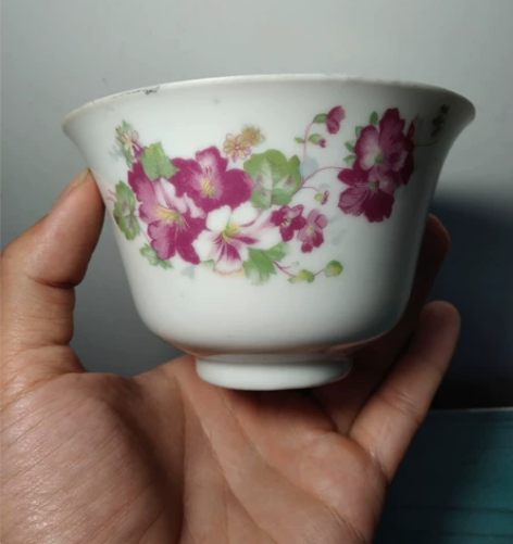 民国薄胎细瓷贴花花卉茶碗 底足一处小重皮无...