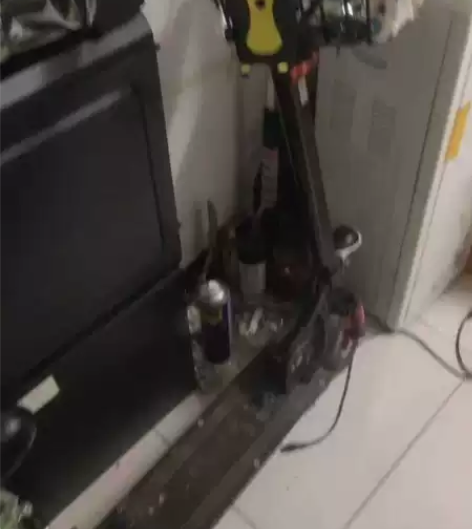 电动滑板车,成色一般,轮子声音有点响,满电...