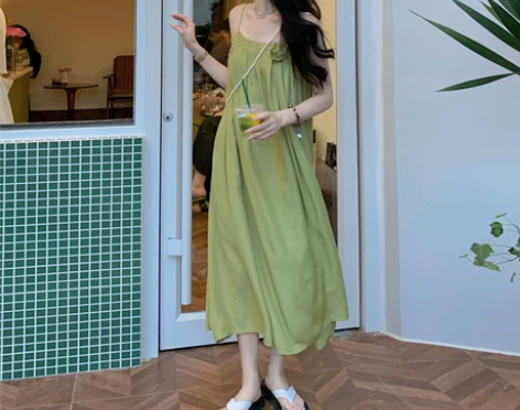 海边度假吊带连衣裙女装夏季2022新款法式...