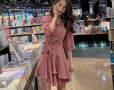 2019年流行气质高端厌世风连衣裙子收腰法...