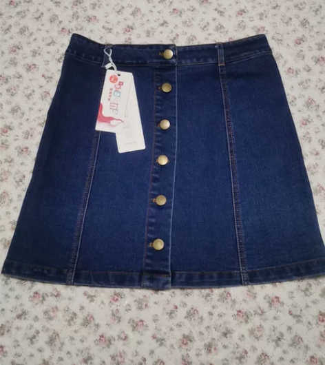 牛仔A字裙，全新吊牌在，小店购买，牛仔柔软...