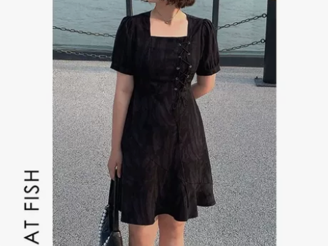 月半鱼方领连衣裙女2021夏新款收腰显瘦微...