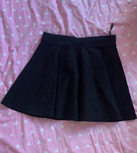 黑色百褶裙，s码 感兴趣的话点“我想要”和...