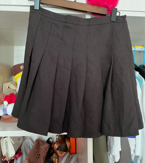 半身百褶裙 有防走光内衬M码 感兴趣的话点...