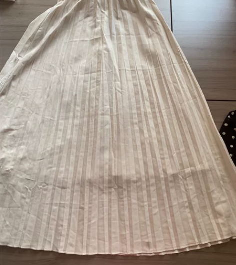 低价转白色百褶裙， 感兴趣的话点“我想要”...