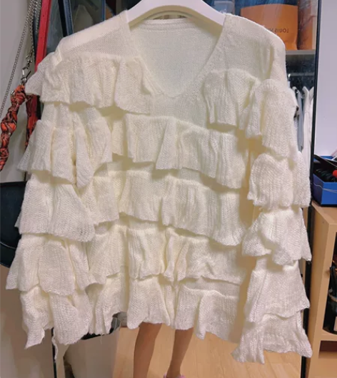 秋冬法式V领喇叭袖蛋糕裙新款白色宽松时尚小...