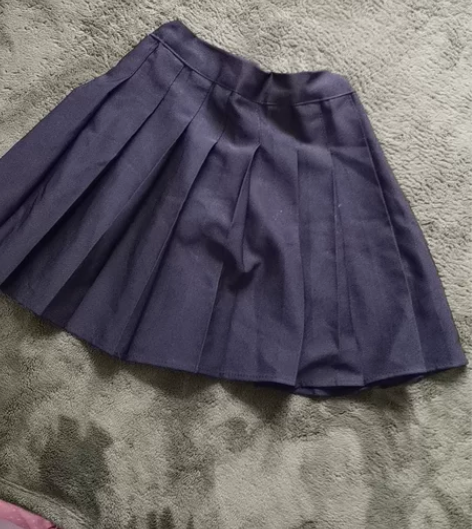 百褶裙，125以下身高穿，弄上了点水晶泥。...