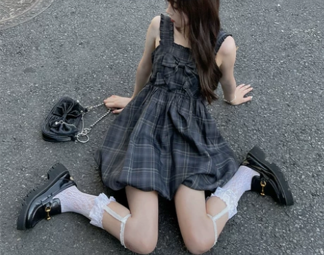 三蚊鱼甜美日系收腰格子吊带裙少女蝴蝶结黑色...