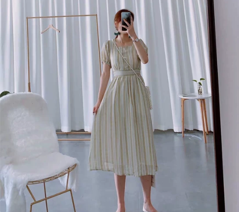 温柔风日系方领格子连衣裙甜美高腰显瘦条纹灯...