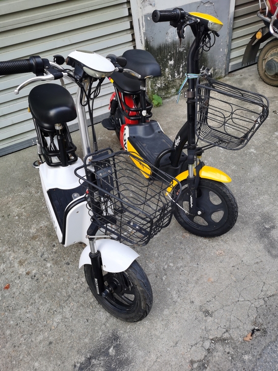 俩辆精品小车,都是48v的,一辆爱玛,一辆...