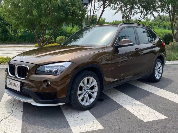 新到15年宝马X1  多功能方向盘，电子档...