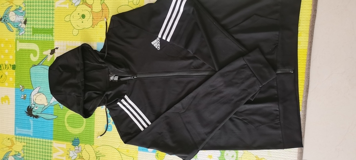 阿迪达斯Adidas连帽开衫,只穿过几次还...