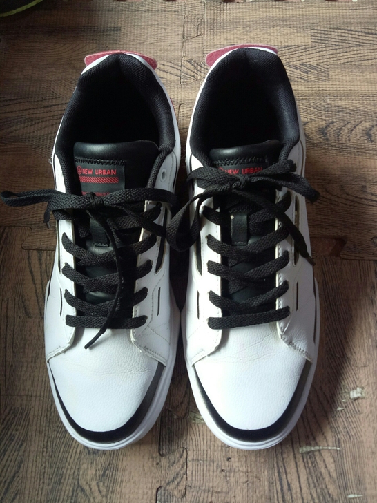 二手特步运动鞋44码  八成新，图片实拍无...