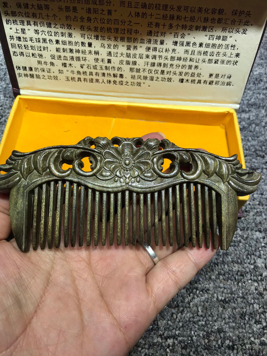 金丝楠阴沉木精雕木梳一把带盒子！