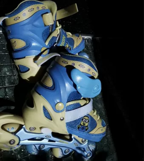 小黄人溜冰鞋儿童可调节大小码初学者套装旱冰...