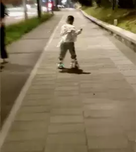 法拉利四轮滑轮鞋，初学者神器。我们家大哥就...