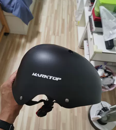 运动头盔牌子见图 买回来没戴过，有一条轻微...