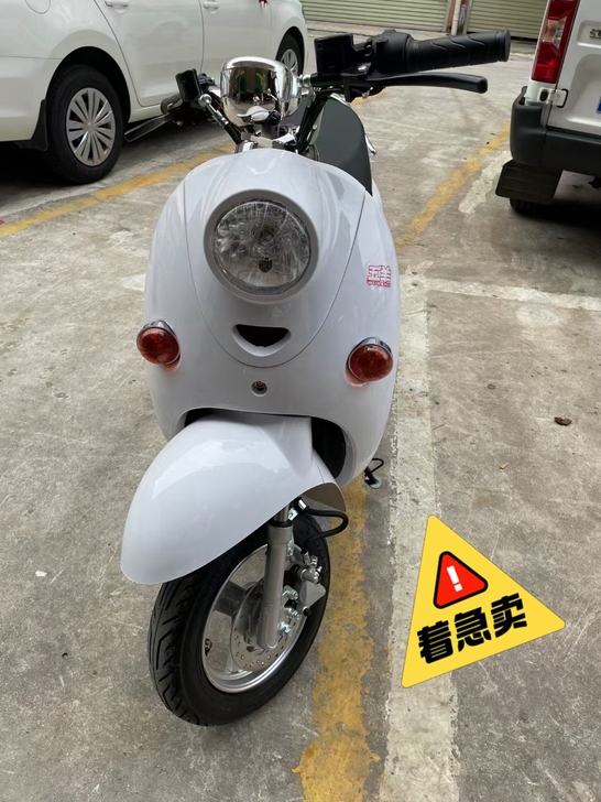 五羊亮面白72V双碟刹，带小绿牌，全新电瓶...