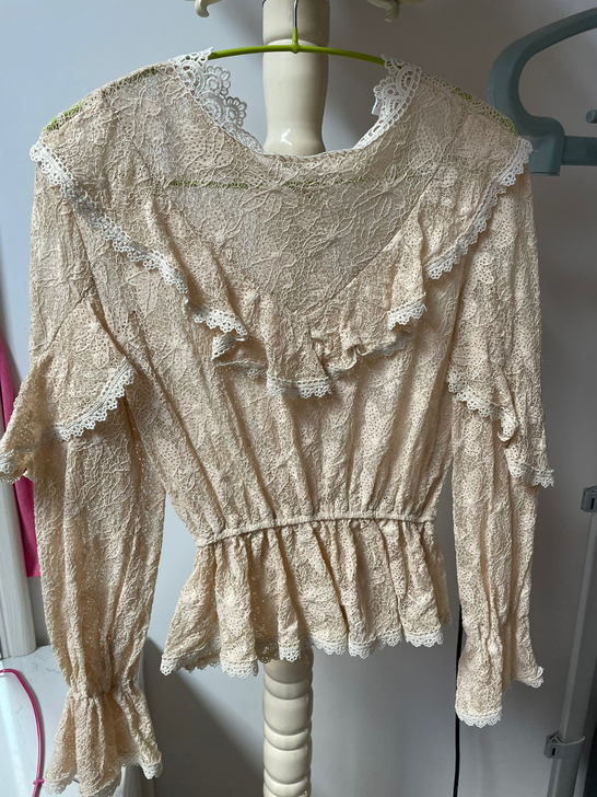 重工蕾丝衫，里面还有个小吊带，几乎全新，没...