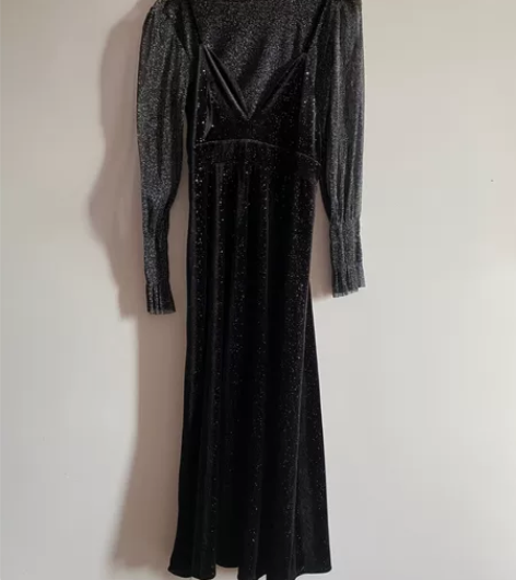 全新M码丝绒打底裙，衣服很闪。售出不退不换...