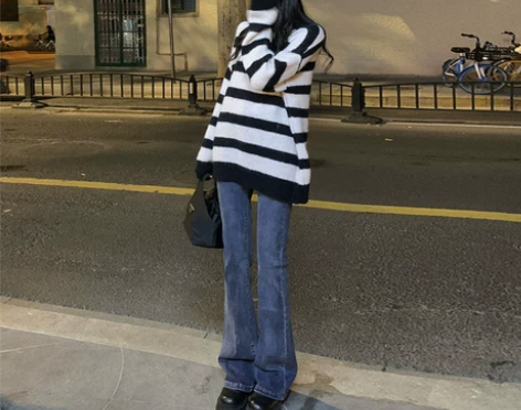 深蓝色微喇牛仔裤女紧身直筒2022年新款春...