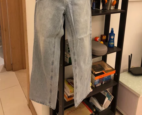 淡蓝色阔腿牛仔裤，颜色版型都很好看！但是我...