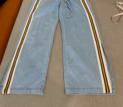 浅蓝色牛仔裤。牛仔阔腿裤 松紧腰。裤长90...