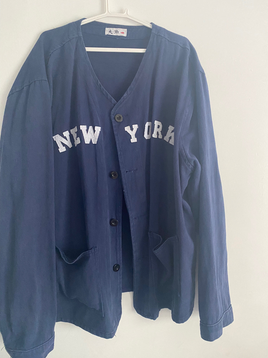 短款棒球外套。