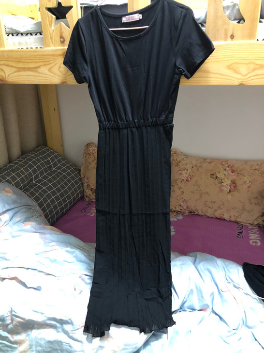 黑色连衣裙