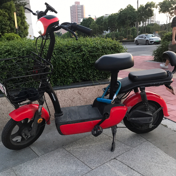 出一辆自用爱玛小蜜豆新国标电动车,开的很少...