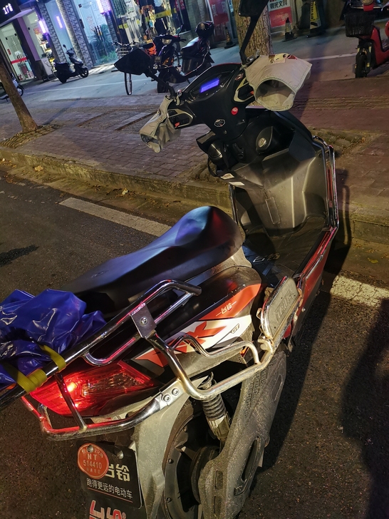 台铃百变金刚带72v20an超威锂电池，