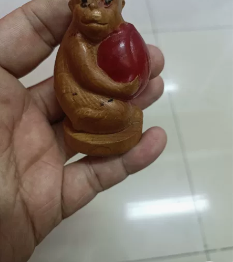 木雕生肖猴抱寿桃。惟妙惟肖。雕工一流。几十...