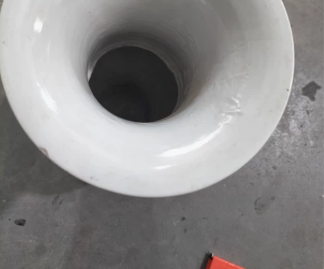 清代手工画老花菇，工艺漂亮，口沿有2处小飞...