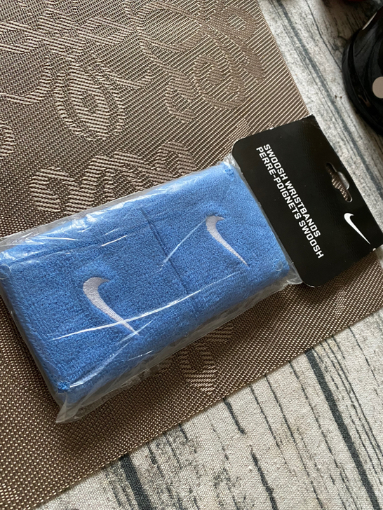 正品全新nike 护腕 毛巾材质。7cm宽