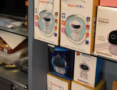 智能早教机器人,可Wi-Fi连接无线网络。...