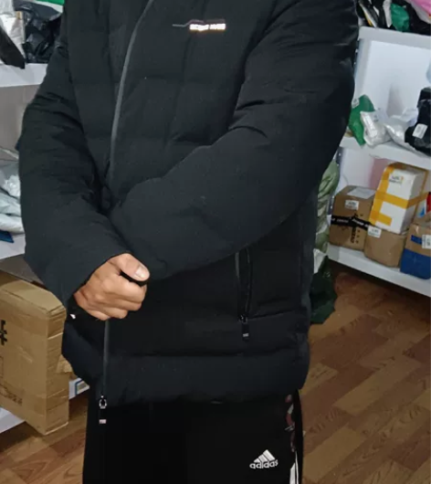 去年冬天在实体店买的男款,黑色休闲羽绒服,...