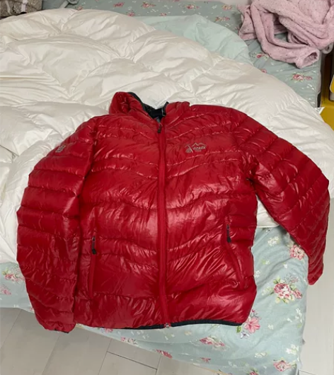 175码，薄款红色羽绒服，户外品牌正品，帽...