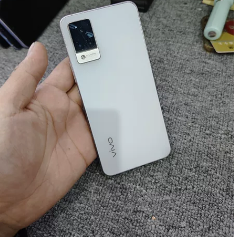 vivo  s9 8+128 换过后盖玻璃...