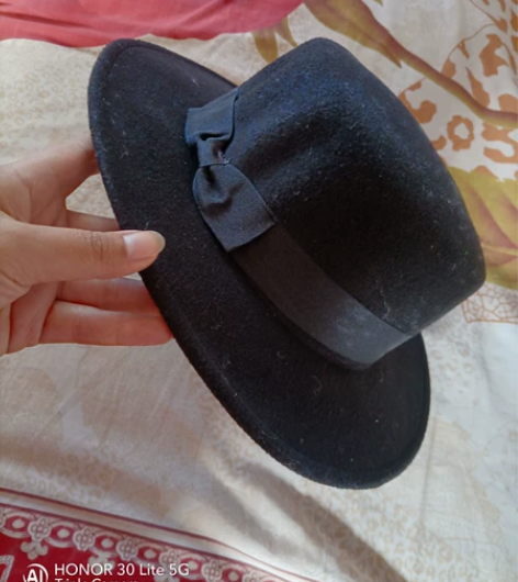 礼帽全新 放久了有点灰 绒面比较着灰 清理...