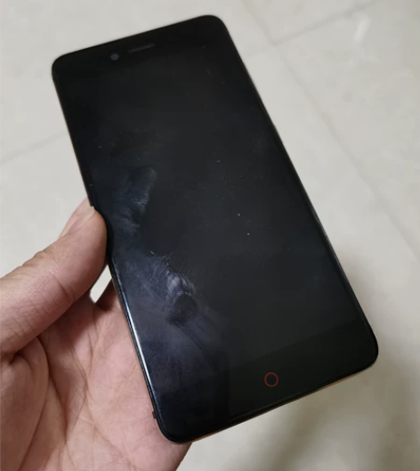 努比亚Z11S应该是，开不了机，不知道什么...