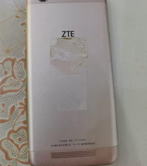 中兴手机，边框很靓，没咋用过，外屏碎了就闲...