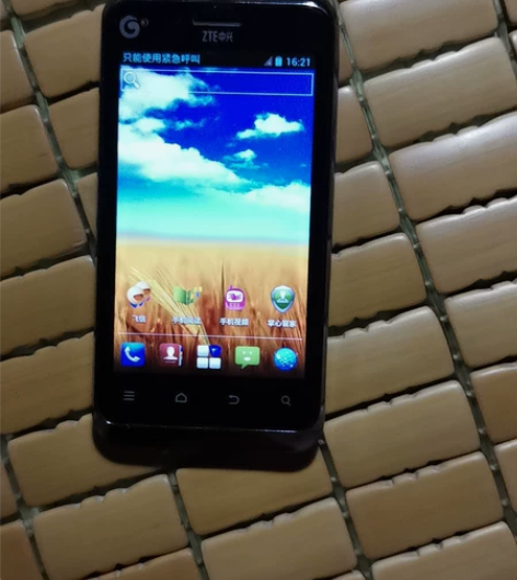 备用机手机三部。 感兴趣的话点“我想要”和...