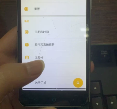 中兴老人机，橙色垃圾。备用机，屏幕下面有条...