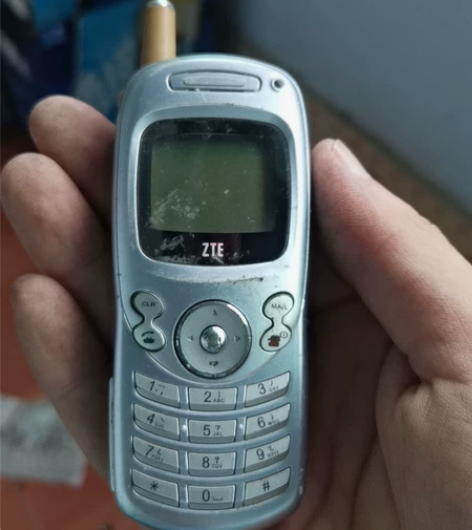 中兴V210手机。 感兴趣的话点“我想要”...