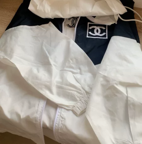连帽防晒风衣，高品质全新 感兴趣的话点“我...