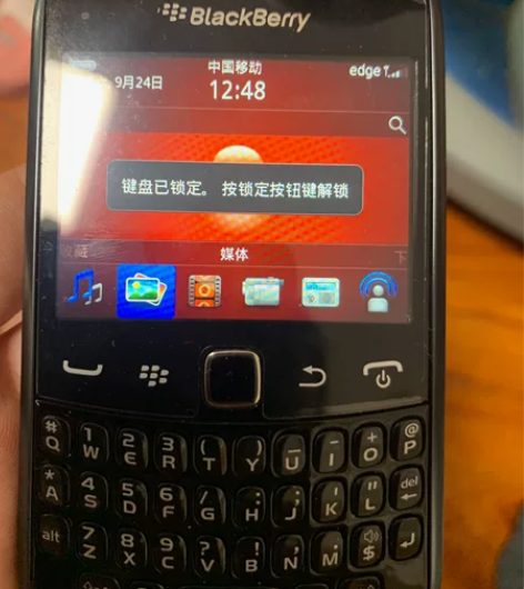 黑莓9360，成色不错，屏幕有膜，后盖稍有...