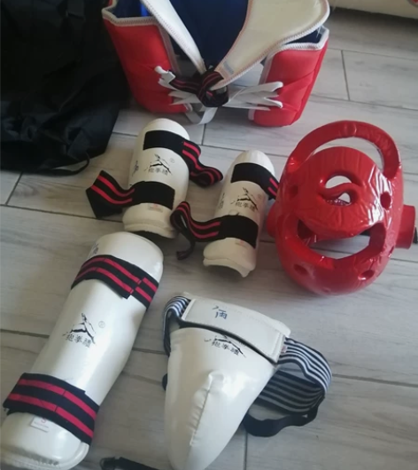 儿童S号跆拳道护具，少一个护膝！！！50包...