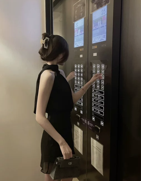 黑色无袖挂脖连衣裙女2022新款夏季露肩裙...